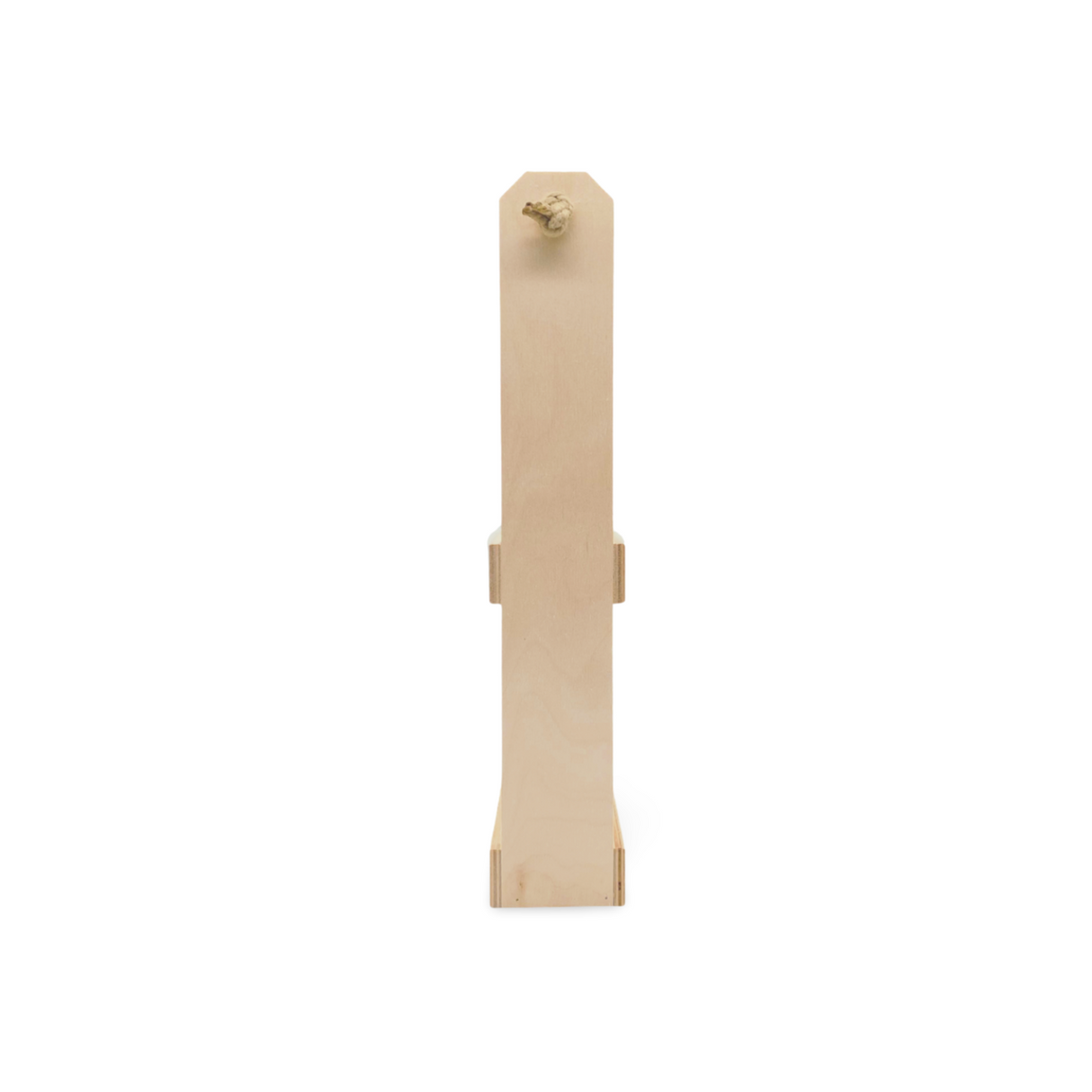 Ein heller Garderobenständer oder -ständer aus Holz mit einem einzigen oberen Haken.