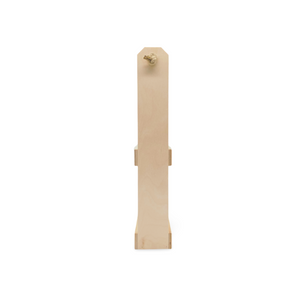 Ein heller Garderobenständer oder -ständer aus Holz mit einem einzigen oberen Haken.