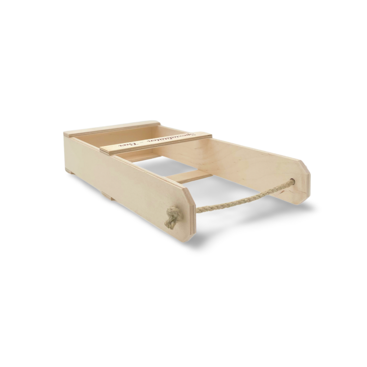 Ein leichter Holzschlitten mit einem Seilzuggriff.