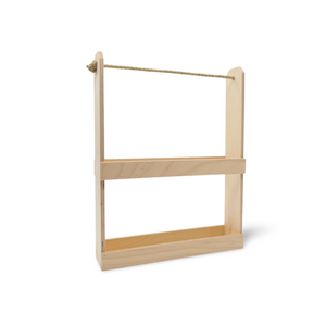 Ein wandmontiertes Regal aus hellem Holz mit zwei Etagen und einer oberen Seilstange.