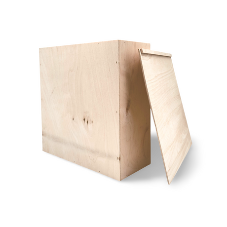 Unfertige Sperrholzkiste mit Deckel.