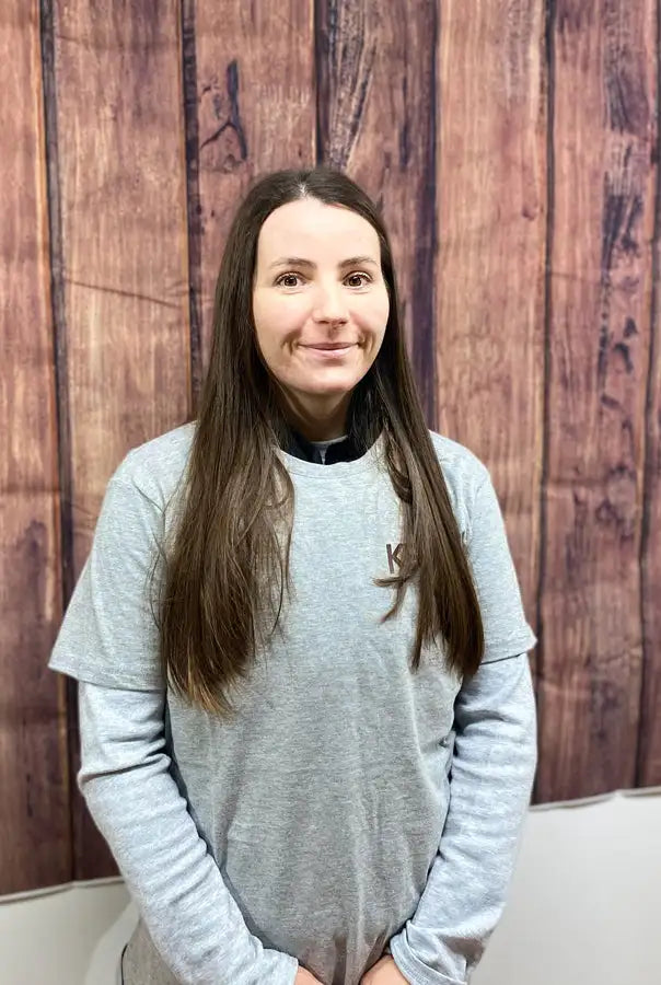Grauer Langarm-Sweatshirt mit kleinem gesticktem Logo auf der Brust