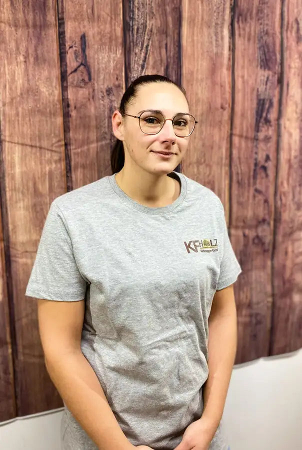 Graues, gemustertes Baumwoll-T-Shirt mit einem kleinen gestickten Logo auf der linken Brust.
