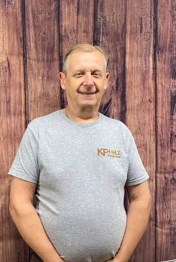 Graues, heathered Baumwoll-T-Shirt mit kleinem orange-grünem ’kfalz’-Logo auf der linken Brust.