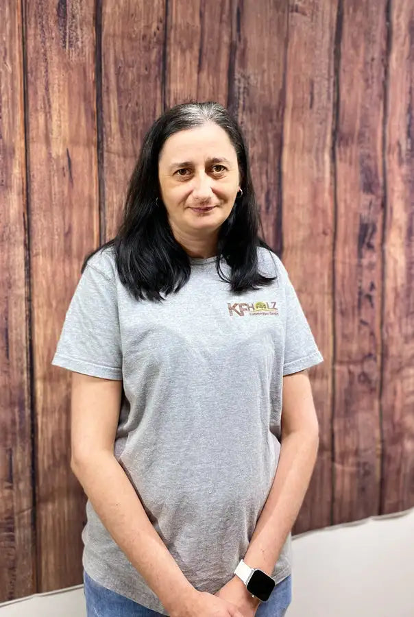 Graues kurzärmeliges T-Shirt mit einem kleinen gestickten Logo auf der Brust