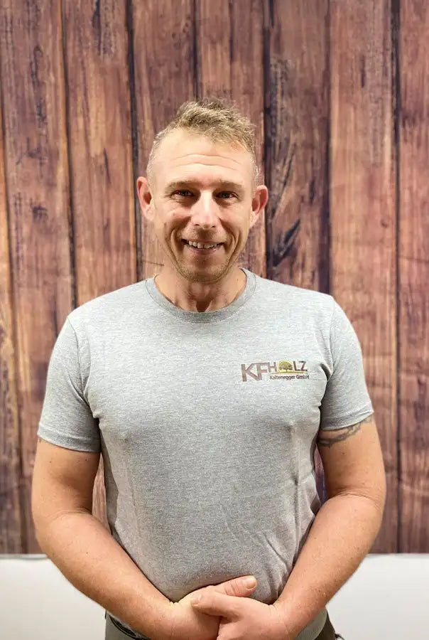 Graues kurzärmeliges T-Shirt mit einem kleinen gestickten Logo auf der Brust