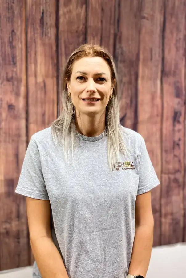 Graues kurzärmeliges T-Shirt mit einem kleinen gestickten Logo auf der linken Brust