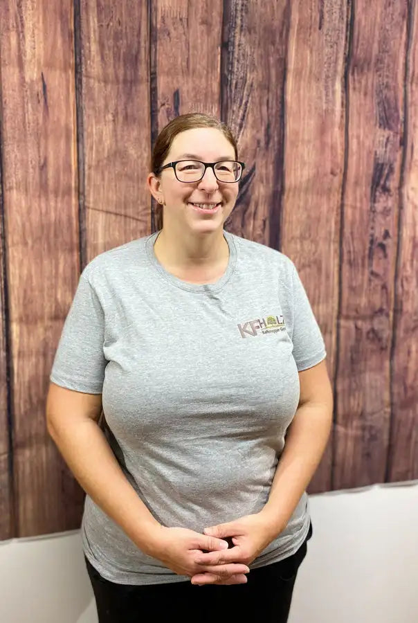 Graues kurzärmeliges T-Shirt mit einem kleinen gestickten Logo auf der linken Brust