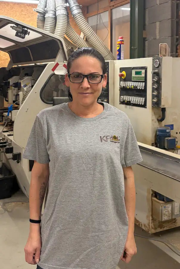 Graues kurzärmeliges T-Shirt mit einem kleinen gestickten Logo auf der linken Brustseite