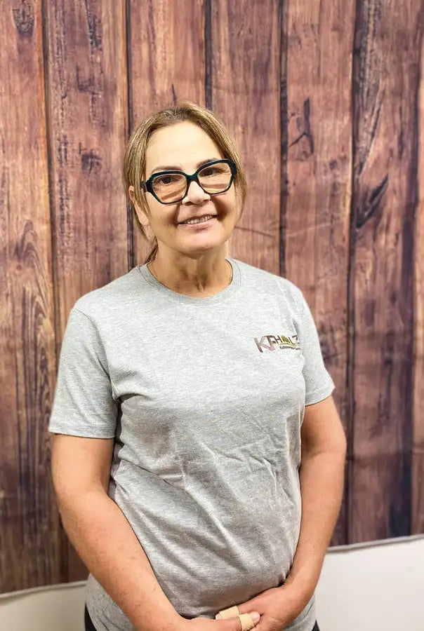 Graues kurzärmeliges T-Shirt mit einem kleinen gestickten Logo auf der linken Brustseite