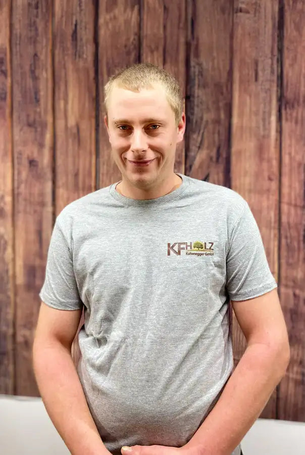 Graues kurzärmeliges T-Shirt mit einem kleinen gestickten Logo auf der linken Brustseite