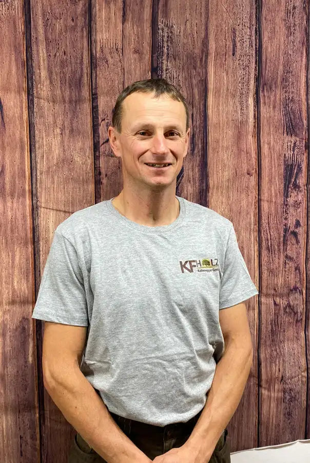 Graues kurzärmeliges T-Shirt mit einem kleinen Logo auf der Brust