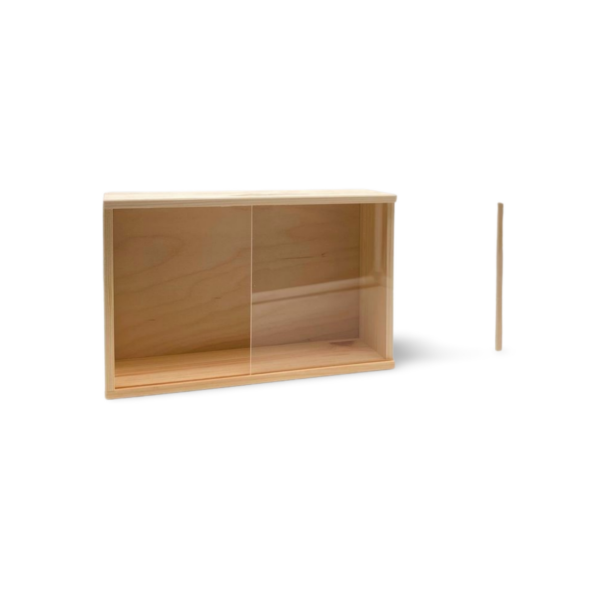 Holzvitrine mit Glasschiebetür.