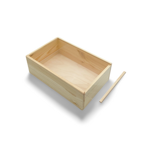 Unfertige Holzkiste mit Stock.