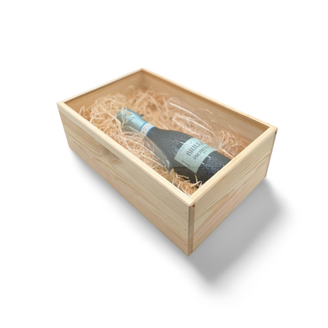 Weinflasche in einer Holzkiste.