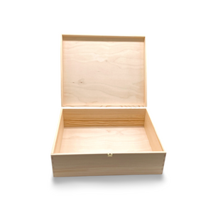 Eine leere, offene, helle Holzkiste mit einem Klappdeckel.