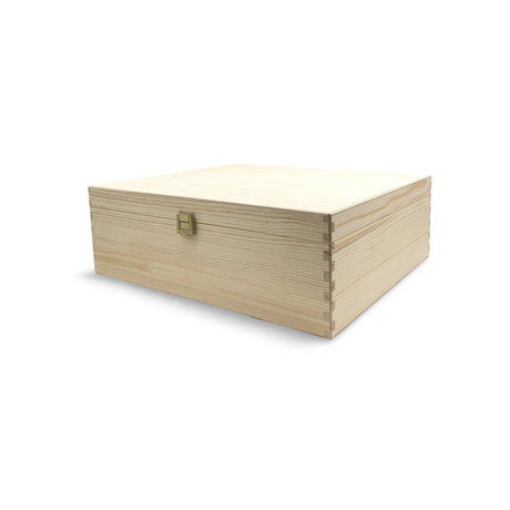 Helles Holzkästchen mit messingfarbenem Verschluss.