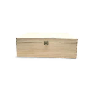 Ein helles Holzkästchen mit einem Metallverschluss.
