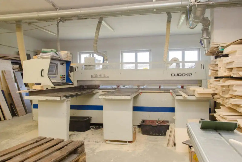 Eine Industriesägemaschine mit langem Schneidetisch, geeignet für die Holzverarbeitung und das Bearbeiten großer Materialplatten.