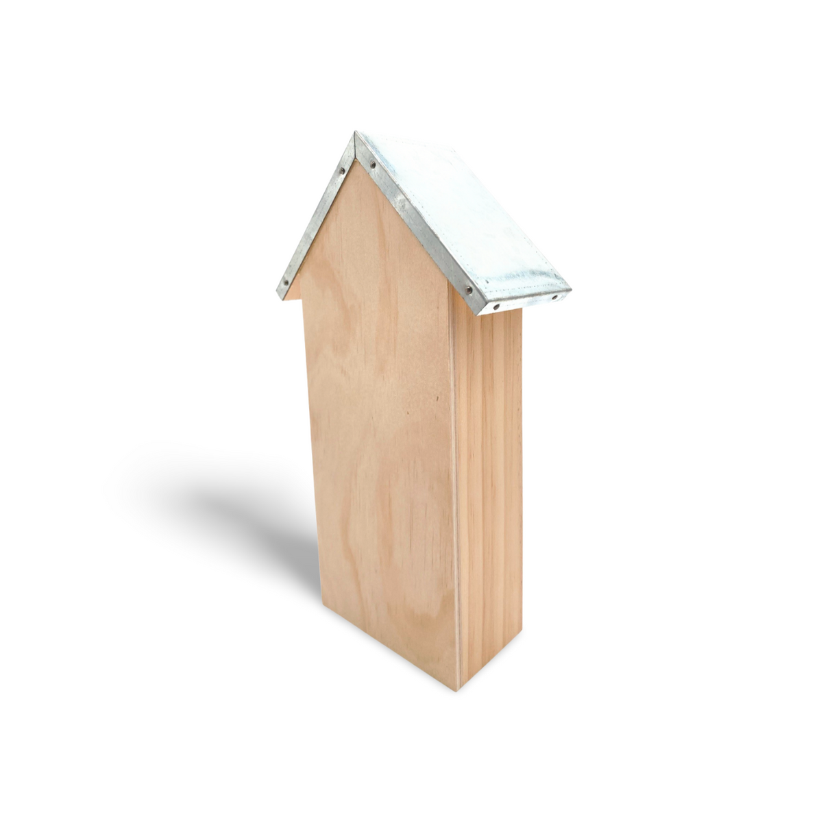 Holz-Vogelhaus mit silbernem Dach und weißen Wänden.