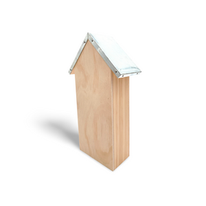 Holz-Vogelhaus mit silbernem Dach und weißen Wänden.