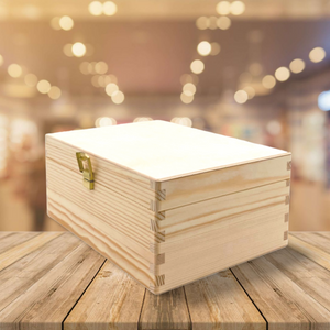 Holzspeicherkasten mit goldenen Scharnieren und Verschluss, natürliches Holzfinish.