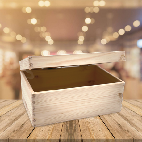 Weißer Holzspeicherbehälter mit natürlicher Maserungstextur und goldenem Innenraum.