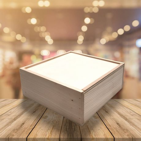 Holzkiste mit weißer Innenseite, hellgrauer Außenseite und einfachem Design.