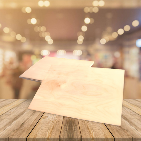 Leichtes Holzschneidebrett mit natürlicher Maserung und glatten Kanten.
