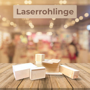 Sortiment von unfertigen Holzkisten und -klötzen.
