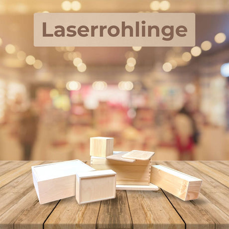 Sortiment von unfertigen Holzkisten und -klötzen.