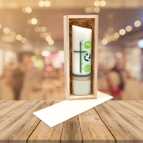 Weiße Kreuzkerze in Holzbox mit grünen Akzenten und Docht.