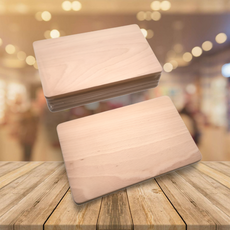 Visitenkartenhalter aus weißem Marmor mit schwarzen Streifen und einer strukturierten Oberfläche.