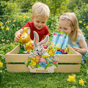 Holz Osterkiste mit buntem Cartoon-Hasen- und Küken-Design, personalisierter Name „Christian“ graviert auf der Vorderseite