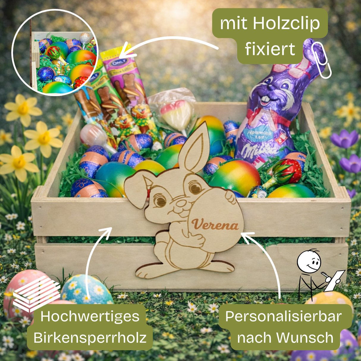 Ein hellfärbiger hölzerner Ostkorb mit geschnitzter Bunny-Dekoration, die den Namen »Verena« hält, gefüllt mit bunten Schokoladeneiern, Riegeln und grünem Konfetti.
