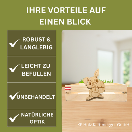 Eine hellfarbene Holzhase-Figur mit eingraviertem Namen »Annika« sitzt in einer passenden Kiste aus natürlichem Holz.