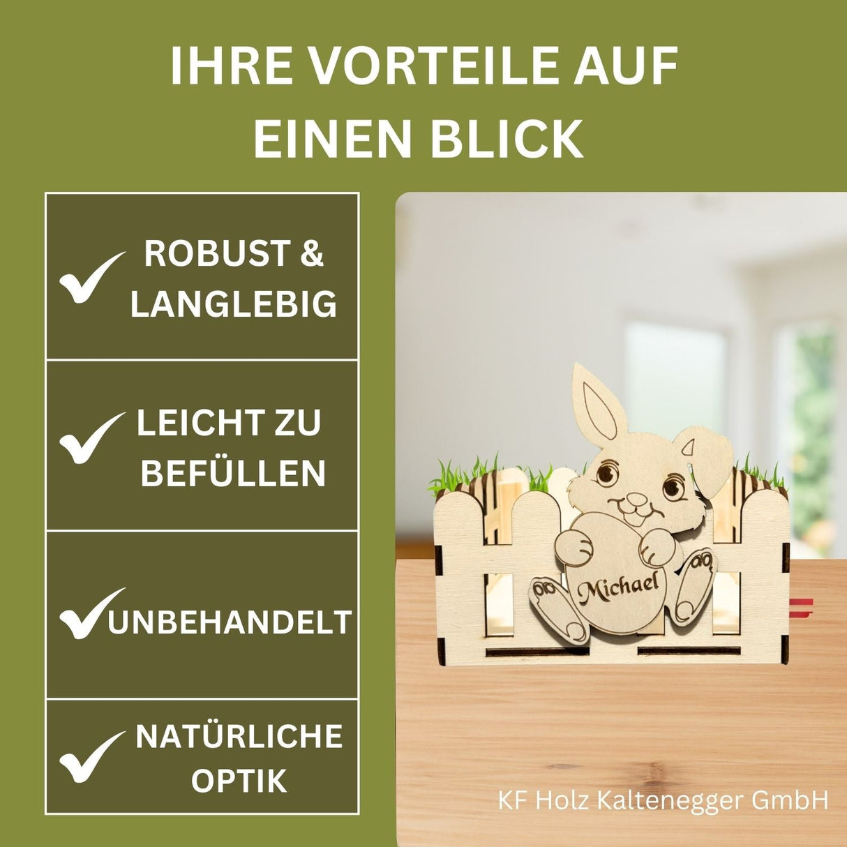 Eine hellfarbene hölzerne Hasenfigur mit einem personalisierten Namen, der auf ihrem Bauch graviert ist, sitzend in einem passenden hölzernen Zaun-Design.