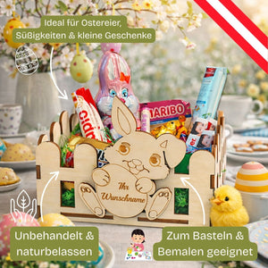 Ein hellholzfarbenes, kaninchenförmiges Geschenkkörbchen aus Holz mit natürlicher, unbearbeiteter Oberfläche und graviertem Text auf der Vorderseite.