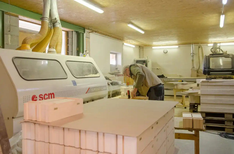 Eine große, professionelle Kantenschleifmaschine für die Holzverarbeitung.