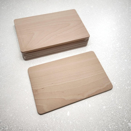 Stapel von rechteckigen Holzbrettern.