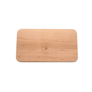 Ein helles Holzschneidebrett mit abgerundeten Ecken.