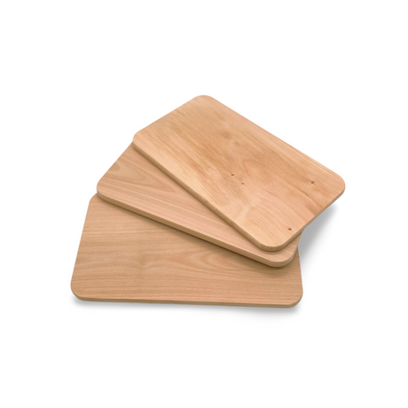 Drei helle, rechteckige Holzplatten mit abgerundeten Ecken.