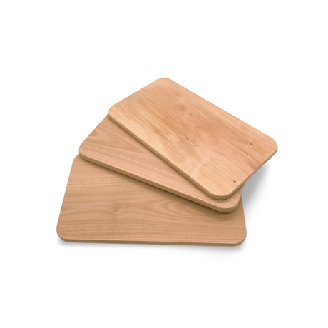 Drei helle Holzschneidebretter mit abgerundeten Ecken.