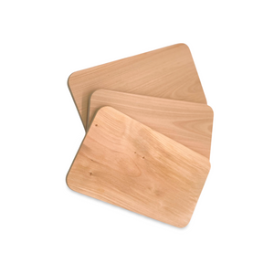 Drei helle Holzschneidebretter mit abgerundeten Ecken.