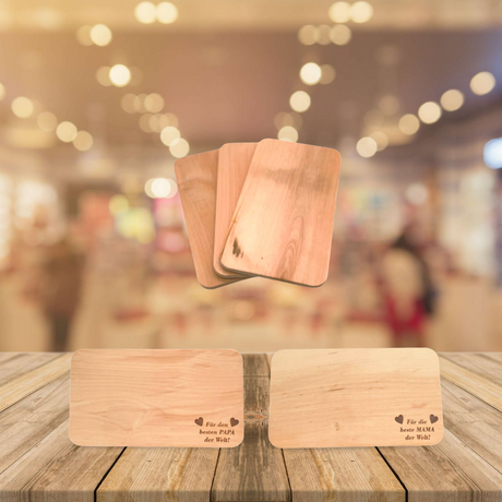 Holzuntersetzer mit natürlicher Oberfläche und graviertem Text.