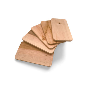 Holzuntersetzer mit natürlicher Maserung und quadratischer Form, hellbraune Farbe.
