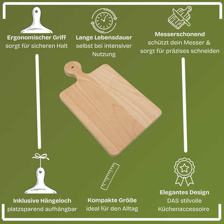Helles Holzschneidebrett mit abgerundetem Griff und einem Loch zum Aufhängen.