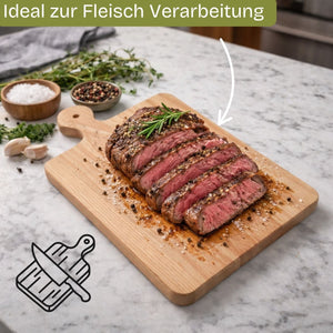Mittelblutiges, in Scheiben geschnittenes Steak, gewürzt mit Salz, Pfeffer und Rosmarin, liegt auf einem hellen Holzschnittbrett.