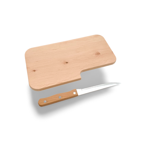 Ein hellbraunes Holzschneidebrett mit einem kleinen Schälmesser.