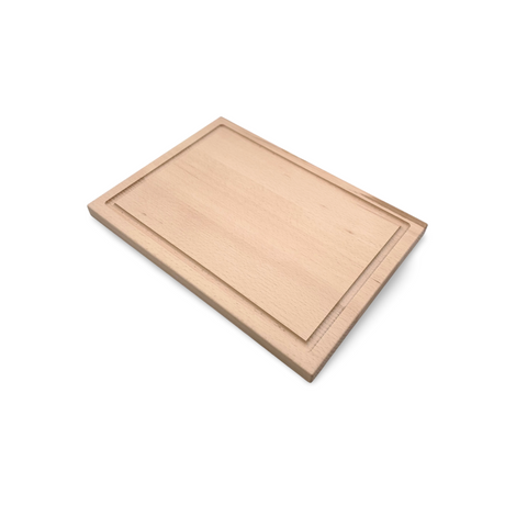 Helles Holzschneidebrett mit einer Saftrille.